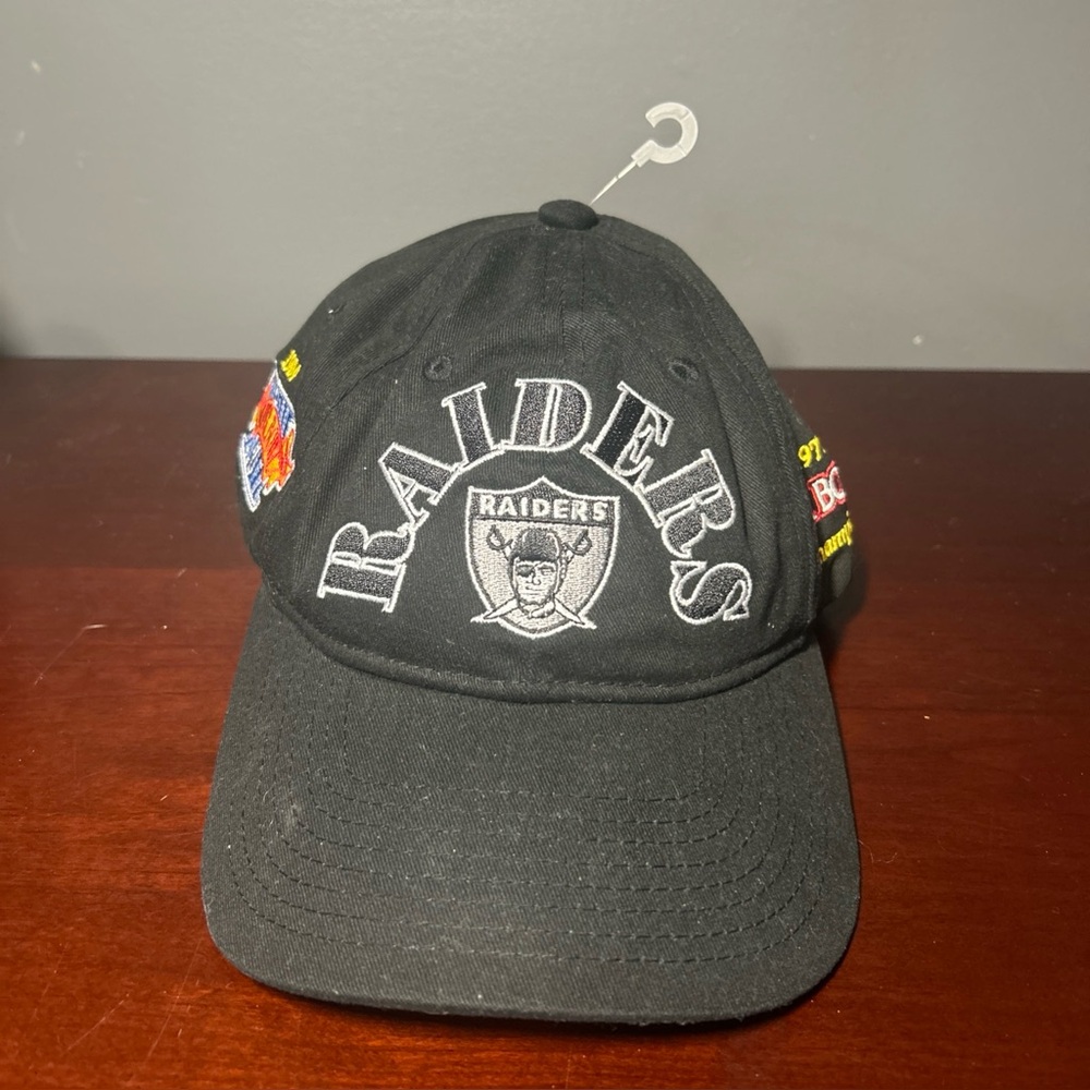 Vintage Raiders Super Bowl Mitchell and Ness Black Snapback Hat